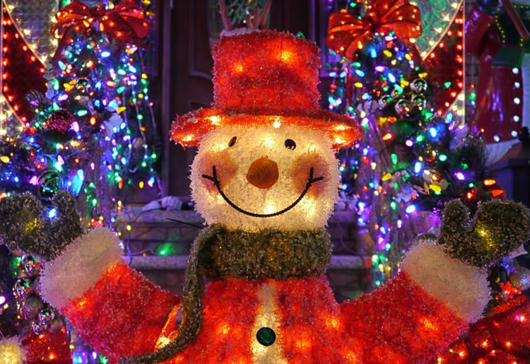 christmas lights on house with snowman