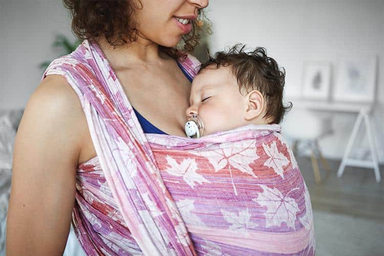 Can You Wear Your Little One And Breastfeed Simultaneously?