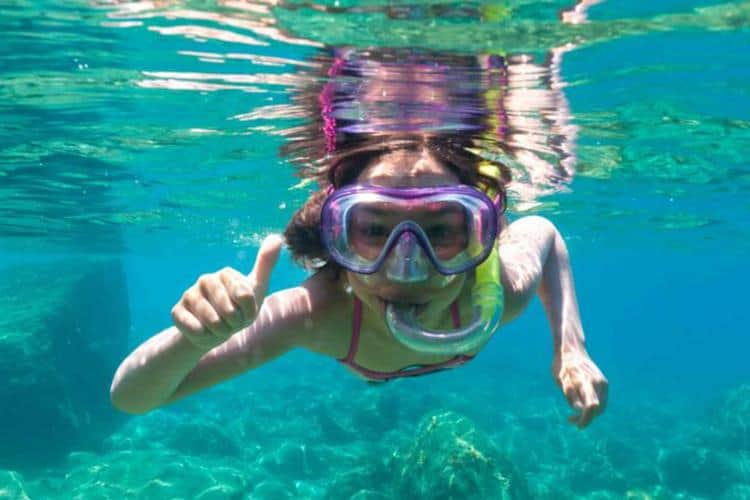 Asegurando Una Experiencia Sostenible De Snorkel Con Niños